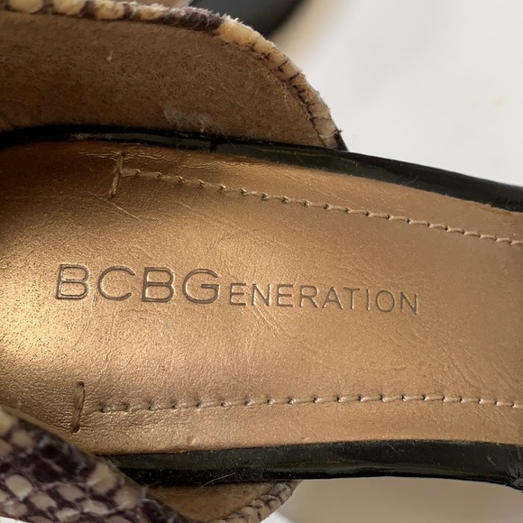 BCBG Snakeskin and black heel - Picture 4 of 5